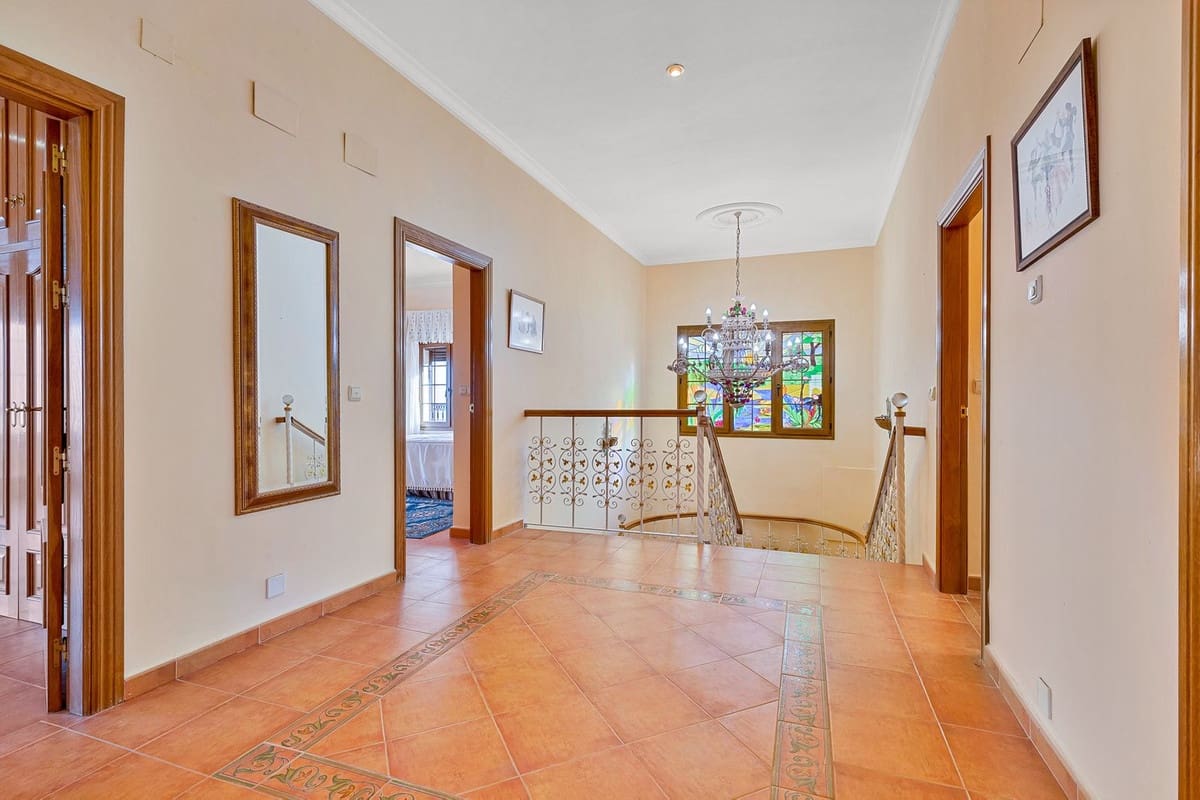 6 soverom Villa til salgs i Malaga by med svømmebasseng garasje - € 950 000 (Ref: 9612007)