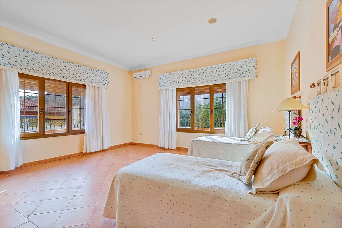 6 soverom Villa til salgs i Malaga by med svømmebasseng garasje - € 950 000 (Ref: 9612007)