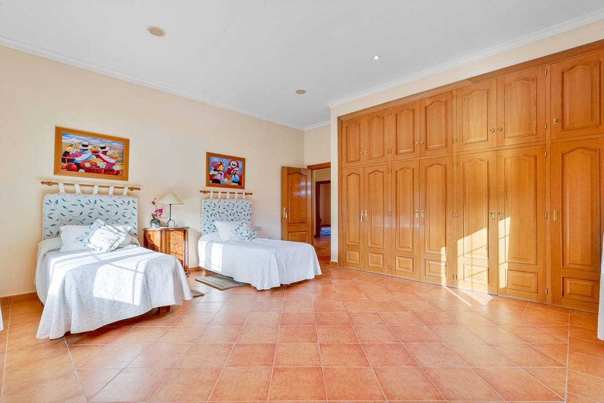 6 soverom Villa til salgs i Malaga by med svømmebasseng garasje - € 950 000 (Ref: 9612007)