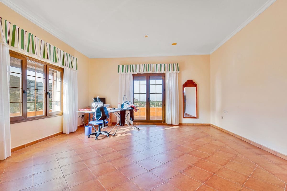 6 soverom Villa til salgs i Malaga by med svømmebasseng garasje - € 950 000 (Ref: 9612007)
