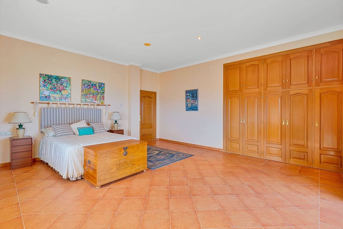 6 soverom Villa til salgs i Malaga by med svømmebasseng garasje - € 950 000 (Ref: 9612007)