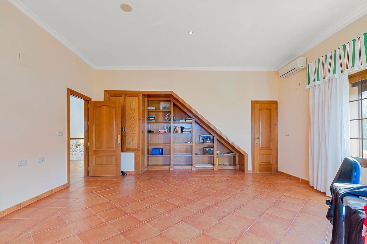6 soverom Villa til salgs i Malaga by med svømmebasseng garasje - € 950 000 (Ref: 9612007)