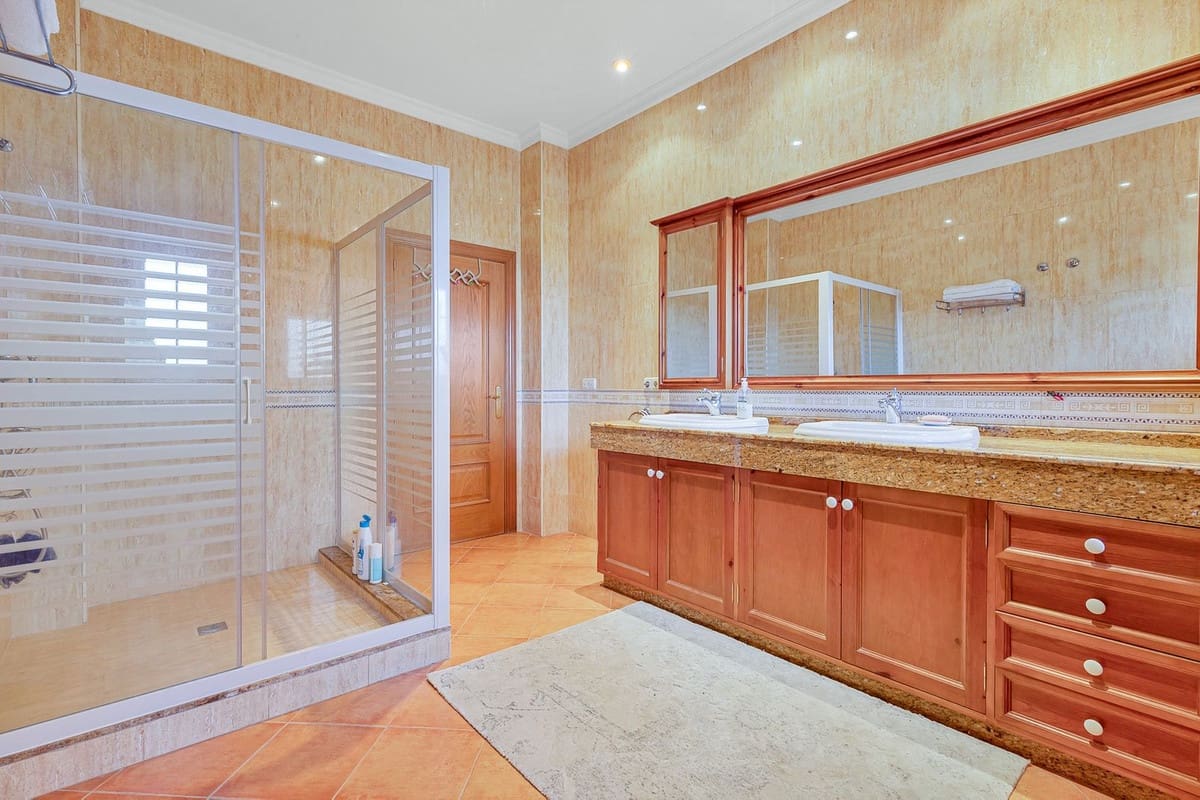 6 soverom Villa til salgs i Malaga by med svømmebasseng garasje - € 950 000 (Ref: 9612007)