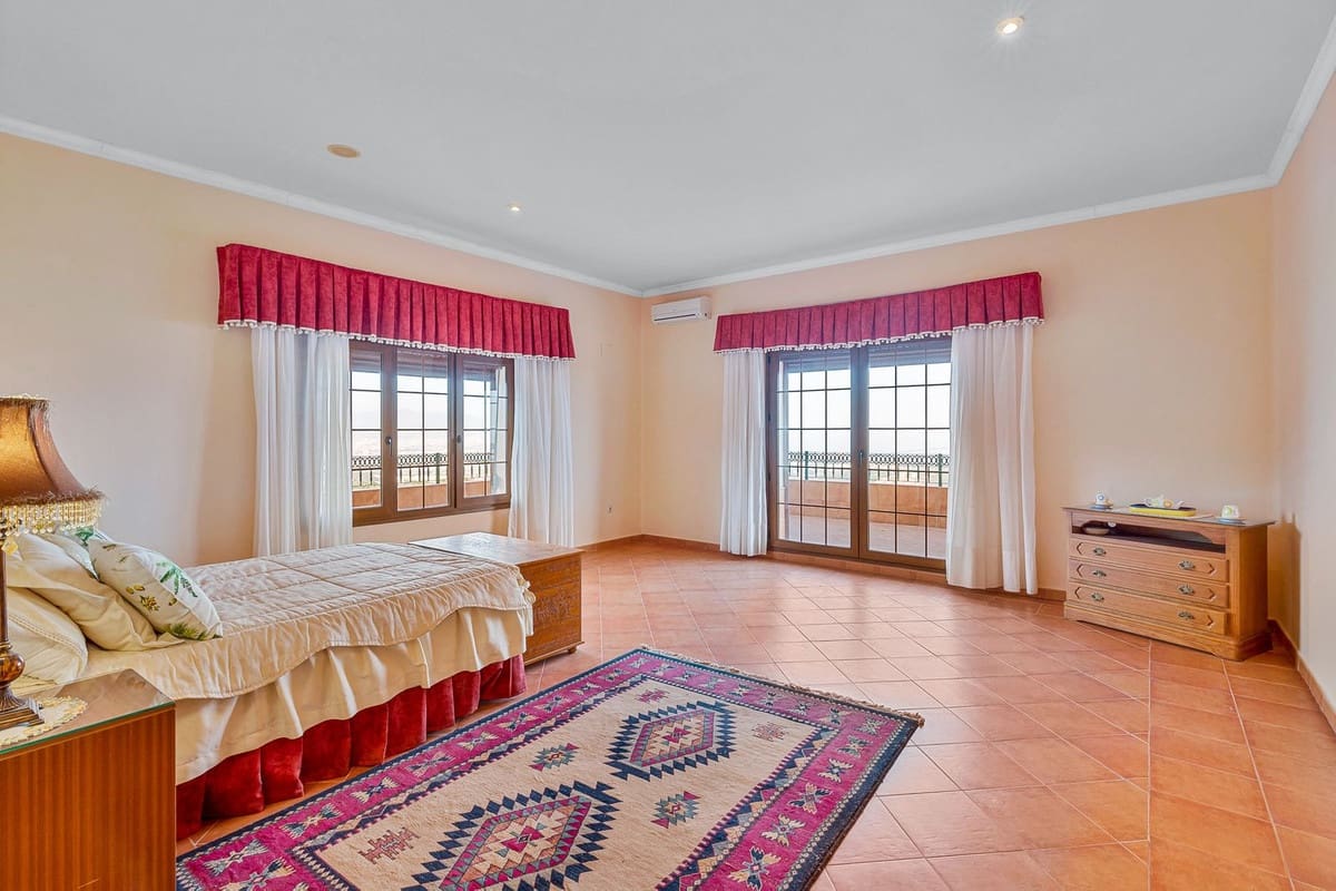 6 soverom Villa til salgs i Malaga by med svømmebasseng garasje - € 950 000 (Ref: 9612007)