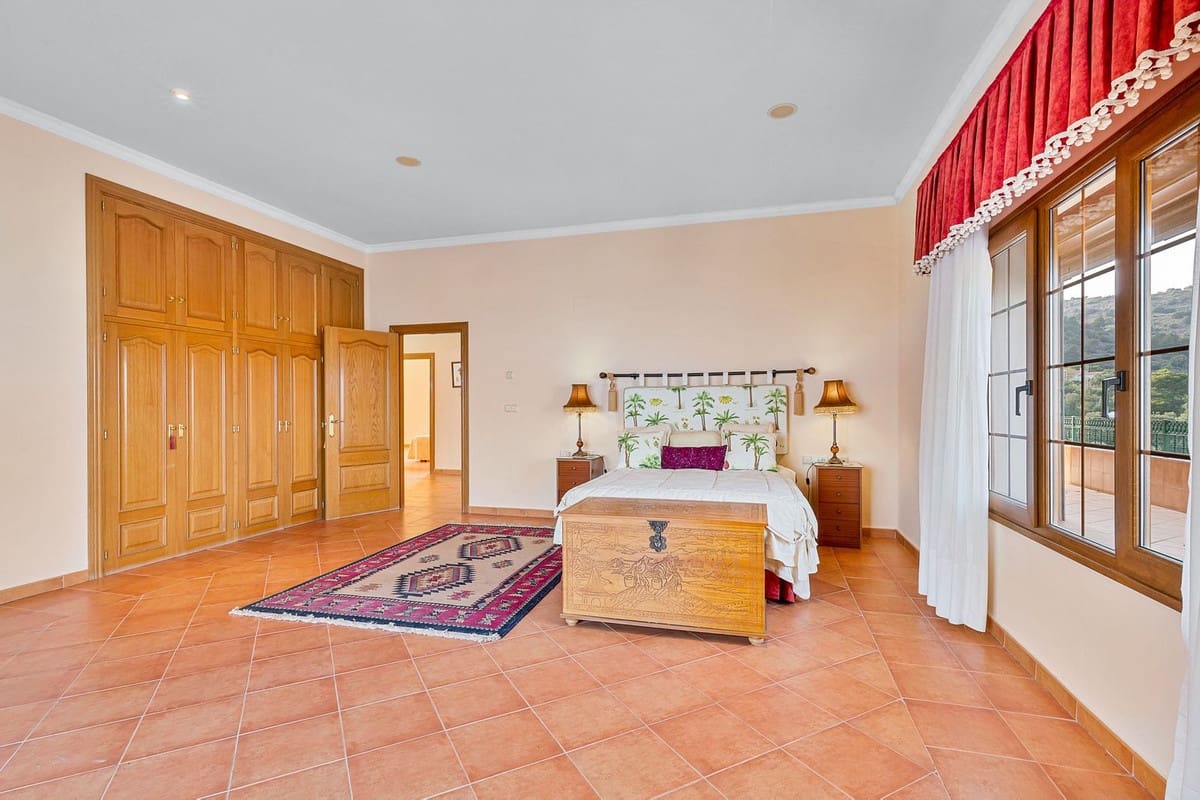 6 soverom Villa til salgs i Malaga by med svømmebasseng garasje - € 950 000 (Ref: 9612007)