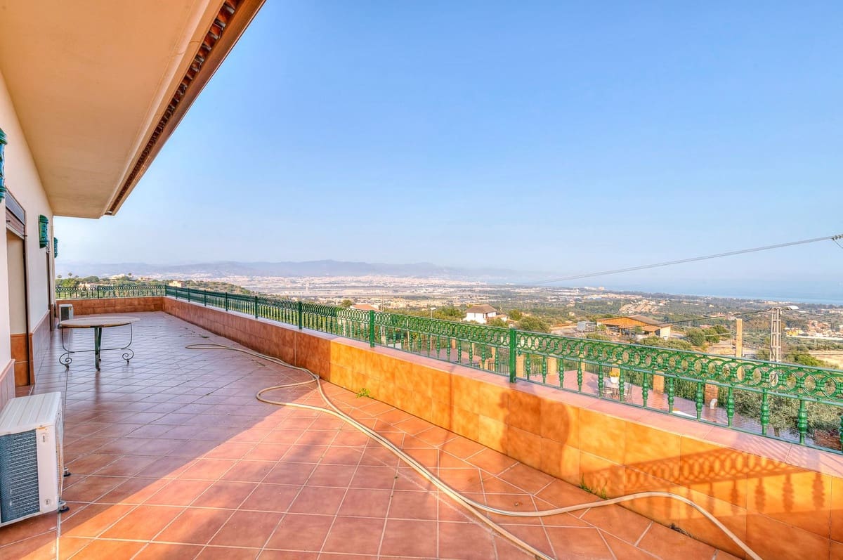 6 soverom Villa til salgs i Malaga by med svømmebasseng garasje - € 950 000 (Ref: 9612007)