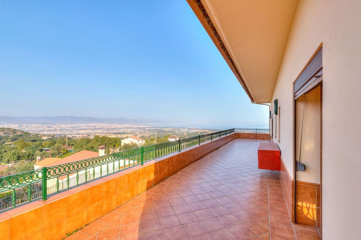 6 soverom Villa til salgs i Malaga by med svømmebasseng garasje - € 950 000 (Ref: 9612007)