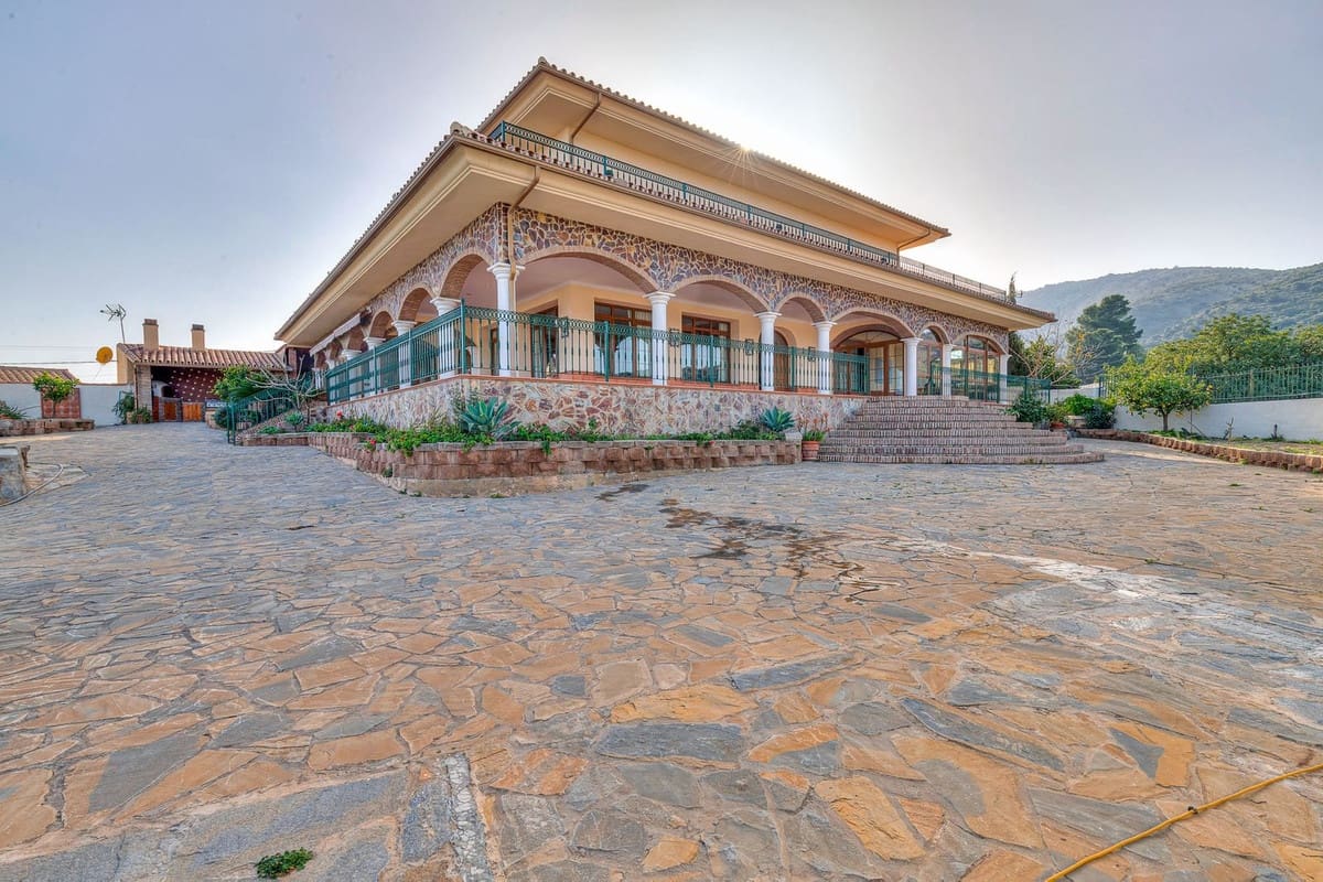 6 soverom Villa til salgs i Malaga by med svømmebasseng garasje - € 950 000 (Ref: 9612007)