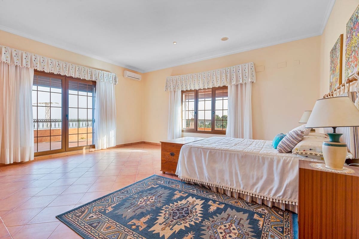 6 soverom Villa til salgs i Malaga by med svømmebasseng garasje - € 950 000 (Ref: 9612007)