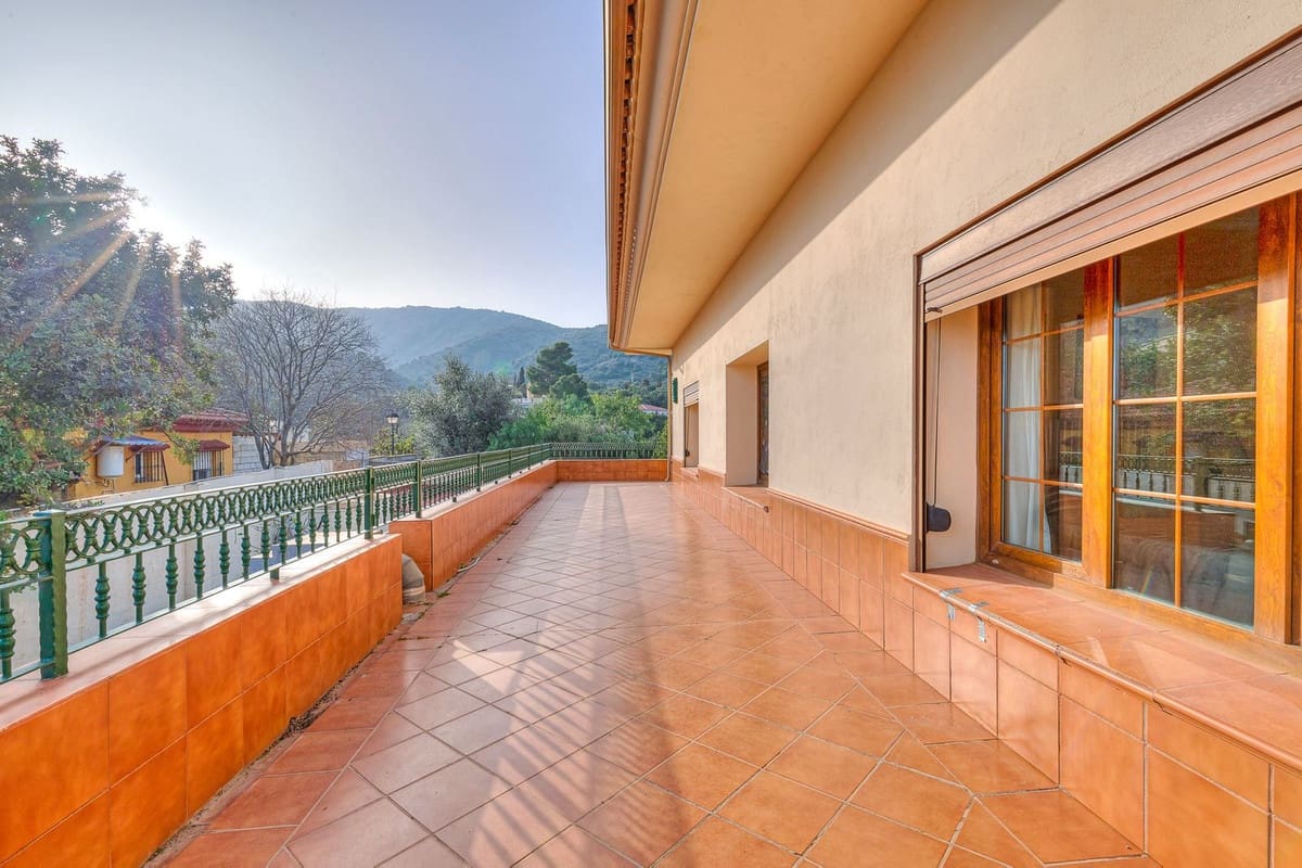 6 soverom Villa til salgs i Malaga by med svømmebasseng garasje - € 950 000 (Ref: 9612007)