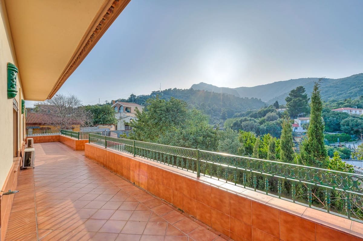 6 soverom Villa til salgs i Malaga by med svømmebasseng garasje - € 950 000 (Ref: 9612007)