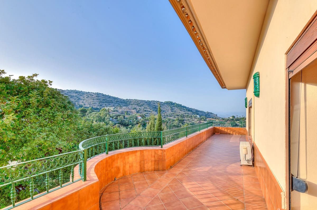 6 soverom Villa til salgs i Malaga by med svømmebasseng garasje - € 950 000 (Ref: 9612007)