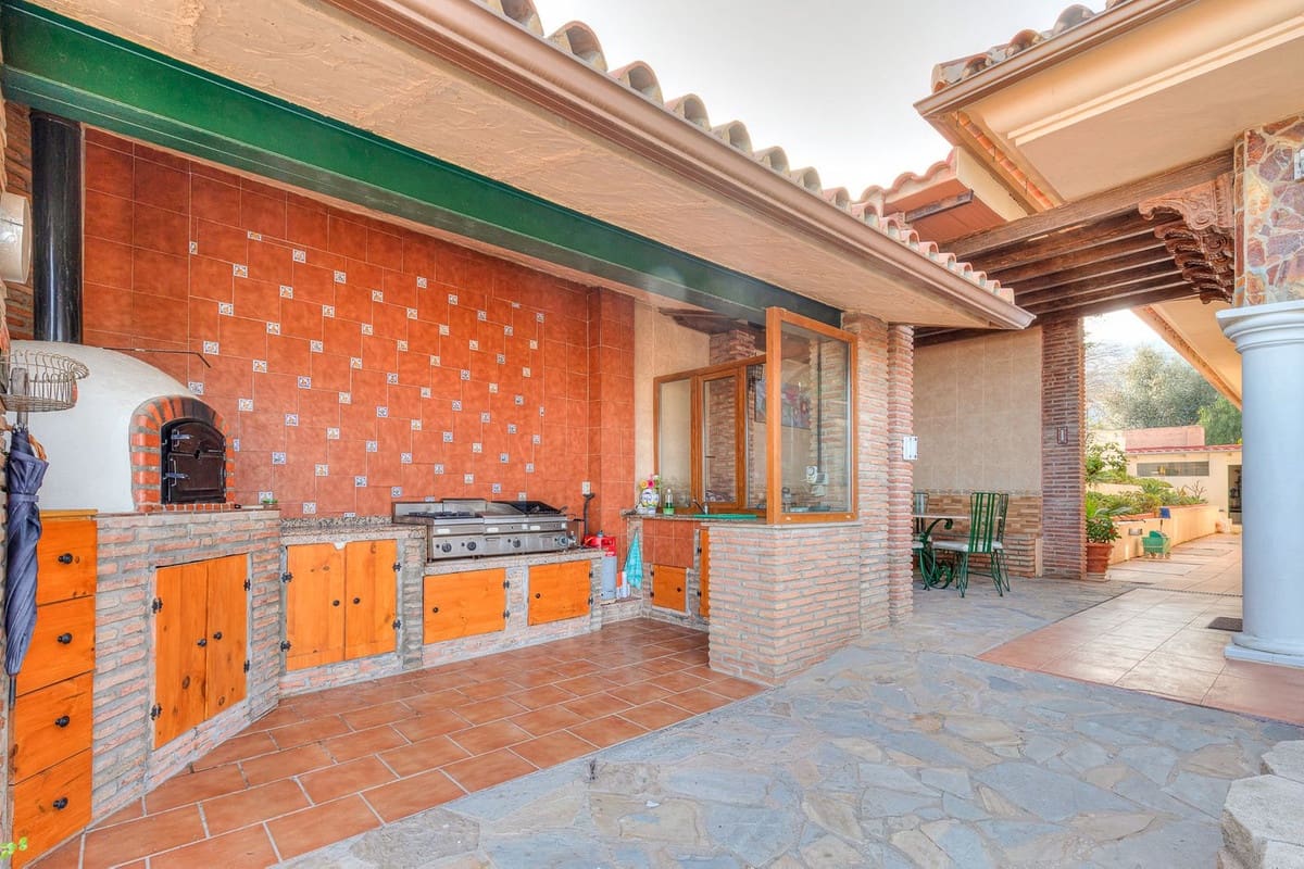 6 soverom Villa til salgs i Malaga by med svømmebasseng garasje - € 950 000 (Ref: 9612007)