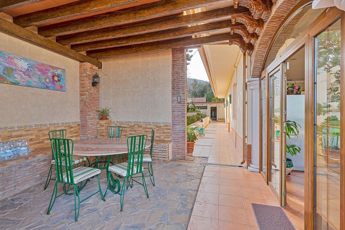 6 soverom Villa til salgs i Malaga by med svømmebasseng garasje - € 950 000 (Ref: 9612007)