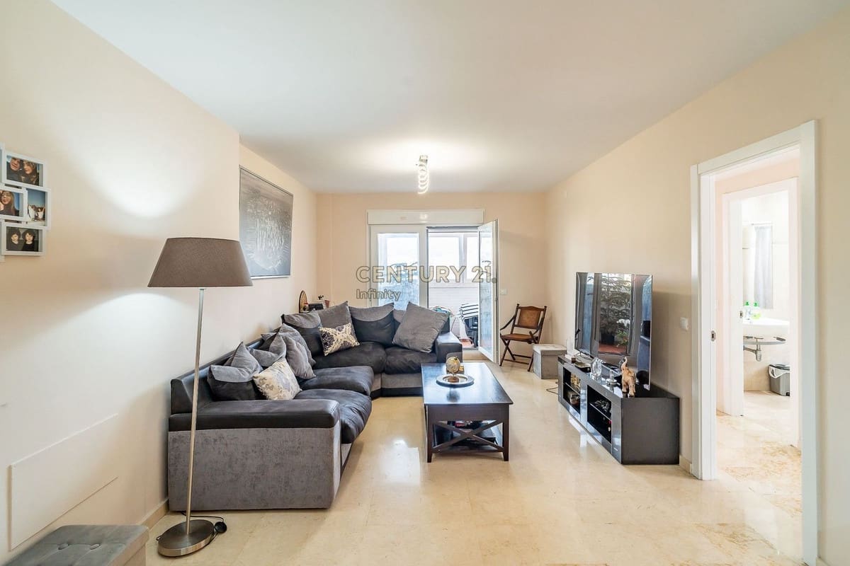 2 bedroom Apartment for sale in Fuengirola with pool garage - € 290,000 (Ref: 9646381)