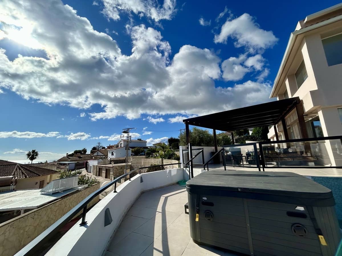 Chalet de 6 habitaciones en Fuengirola en venta con piscina garaje - 1.275.000 € (Ref: 9665526)