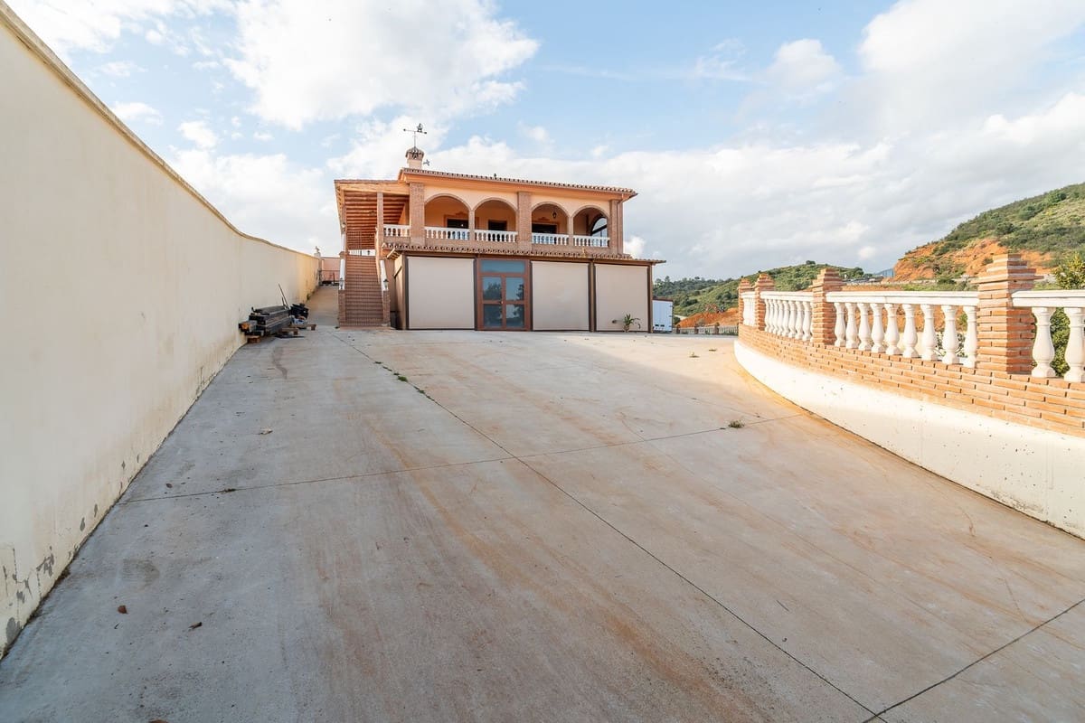 5 bedroom Villa for sale in Mijas with garage - € 942,000 (Ref: 9685584)