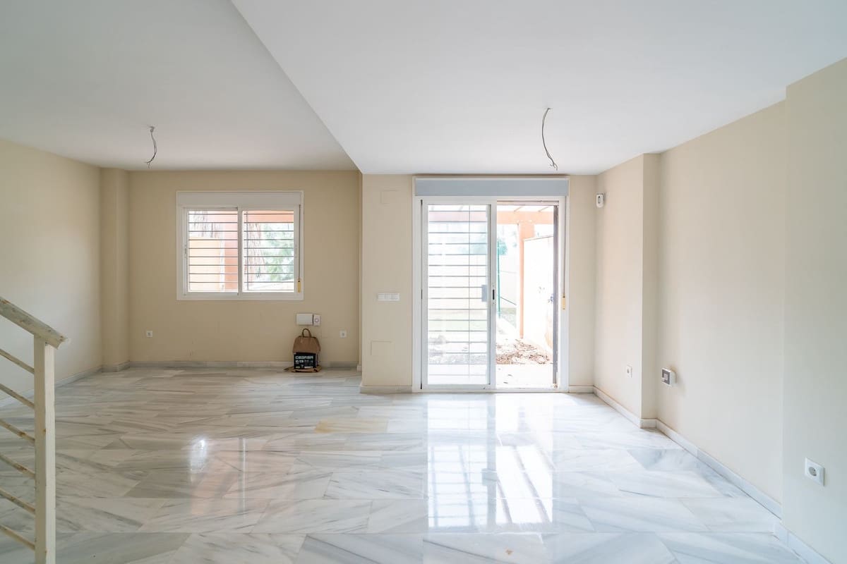 4 bedroom Townhouse for sale in Calahonda with pool garage - € 639,000 (Ref: 9685586)