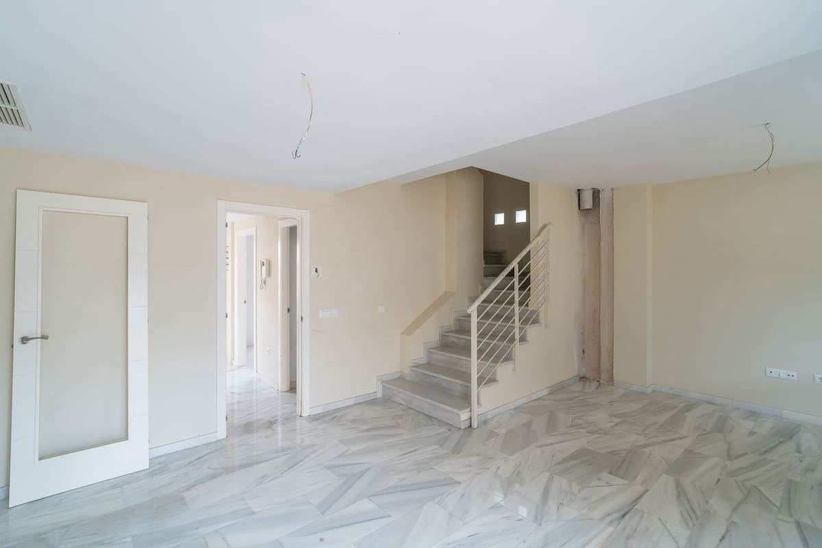 4 bedroom Townhouse for sale in Calahonda with pool garage - € 639,000 (Ref: 9685586)