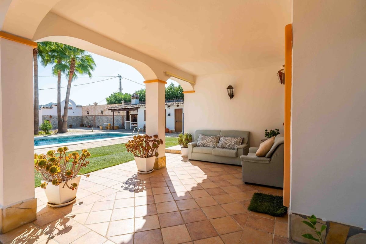 4 bedroom Villa for sale in Alhaurin el Grande with pool garage - € 549,000 (Ref: 9685796)