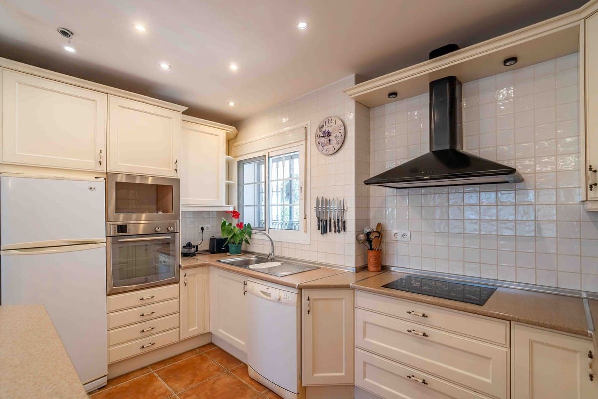 4 bedroom Villa for sale in Alhaurin el Grande with pool garage - € 549,000 (Ref: 9685796)