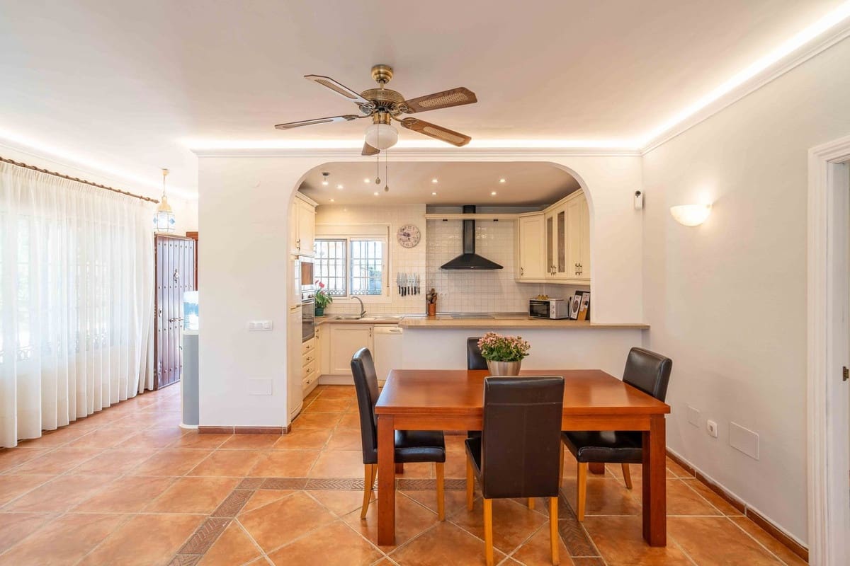 4 bedroom Villa for sale in Alhaurin el Grande with pool garage - € 549,000 (Ref: 9685796)