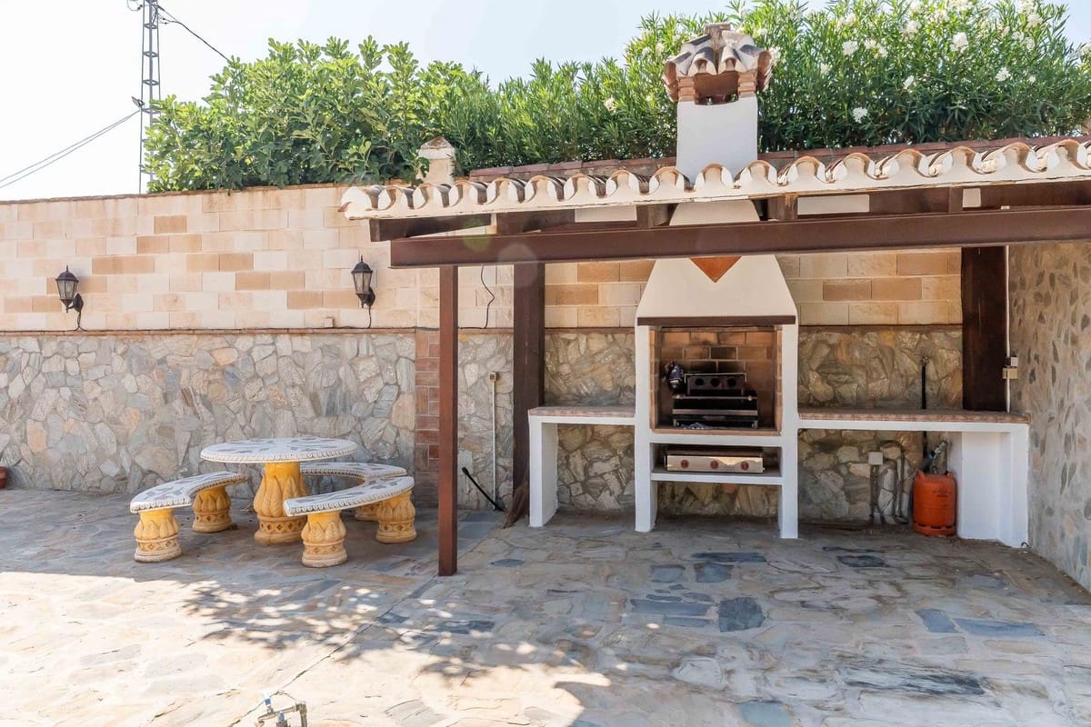 4 bedroom Villa for sale in Alhaurin el Grande with pool garage - € 549,000 (Ref: 9685796)