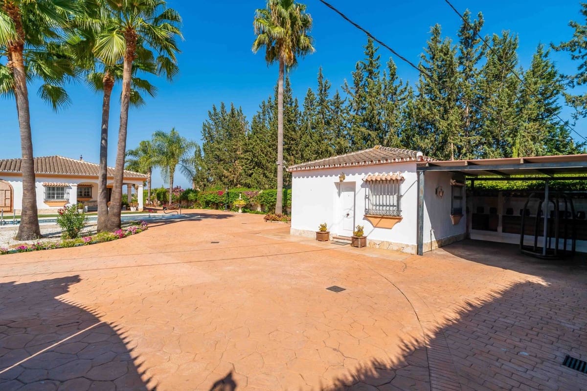 4 bedroom Villa for sale in Alhaurin el Grande with pool garage - € 549,000 (Ref: 9685796)