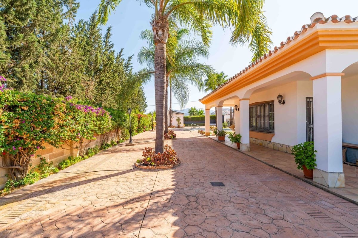 4 bedroom Villa for sale in Alhaurin el Grande with pool garage - € 549,000 (Ref: 9685796)