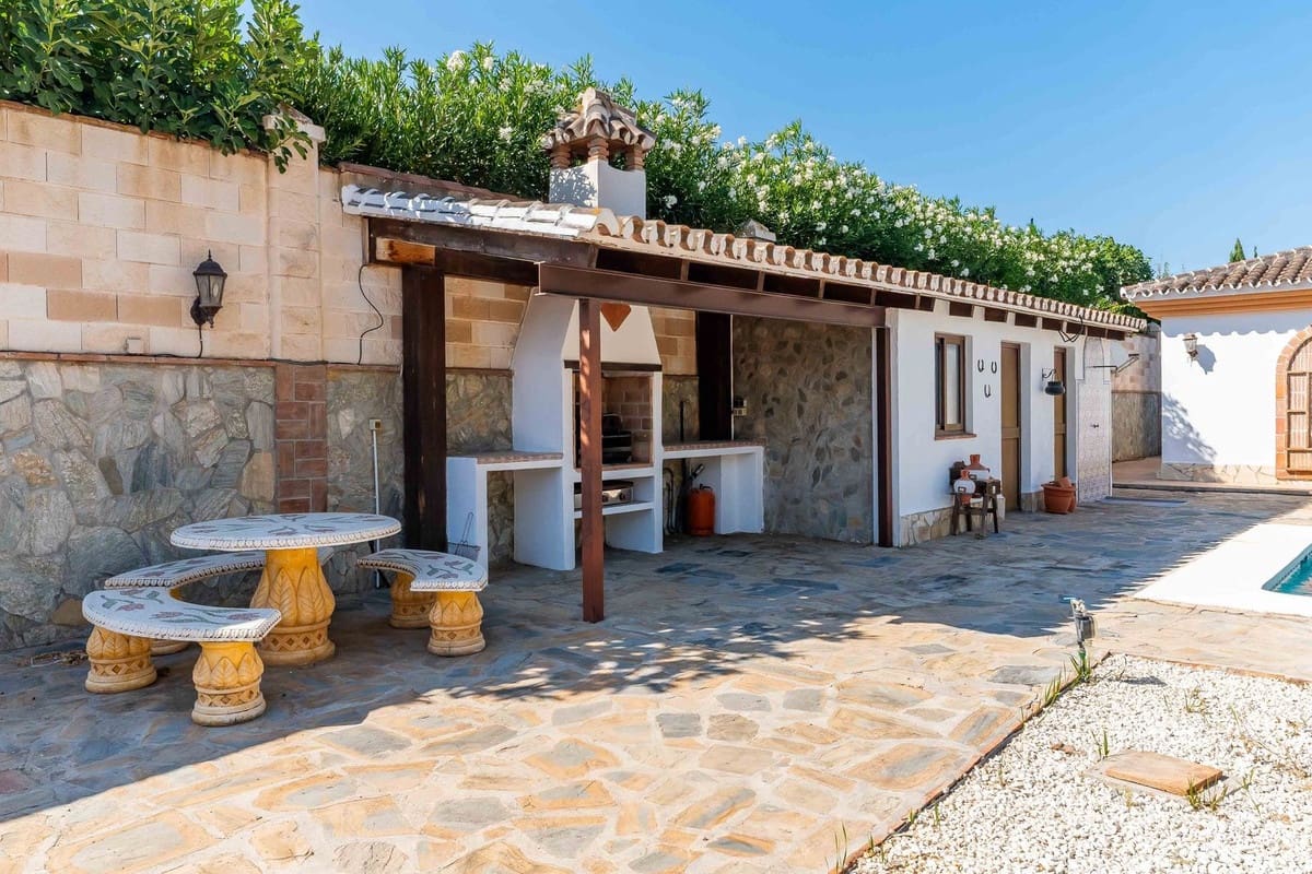 4 bedroom Villa for sale in Alhaurin el Grande with pool garage - € 549,000 (Ref: 9685796)