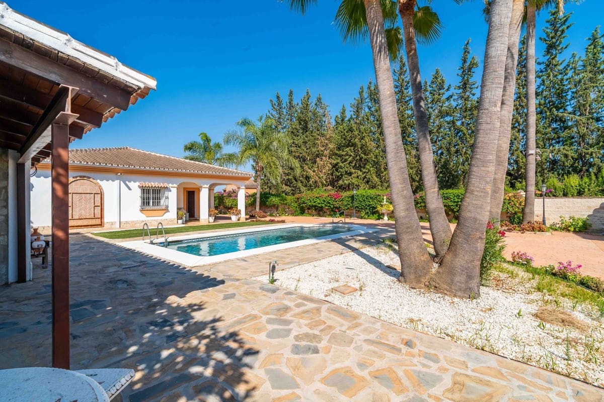 4 bedroom Villa for sale in Alhaurin el Grande with pool garage - € 549,000 (Ref: 9685796)