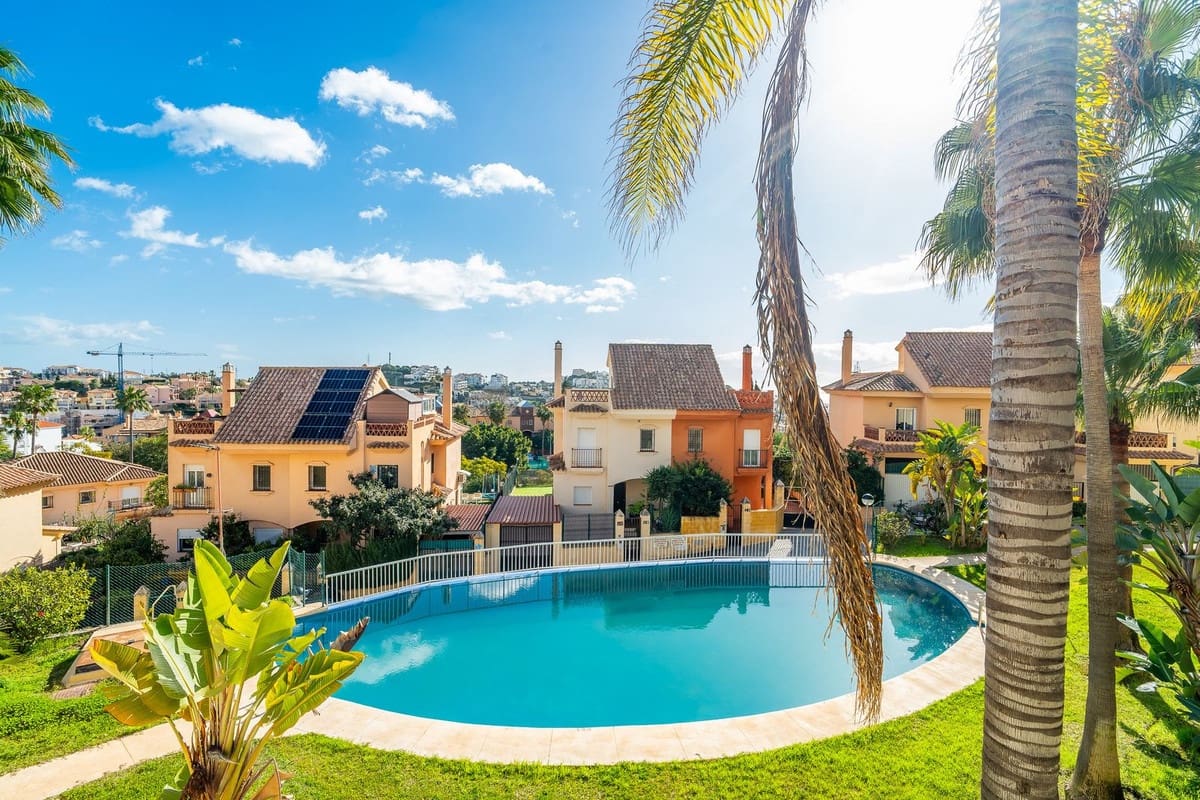 Pareado de 4 habitaciones en Riviera del Sol en venta con piscina - 498.000 € (Ref: 9700085)