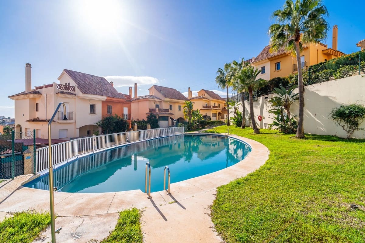 Pareado de 4 habitaciones en Riviera del Sol en venta con piscina - 498.000 € (Ref: 9700085)