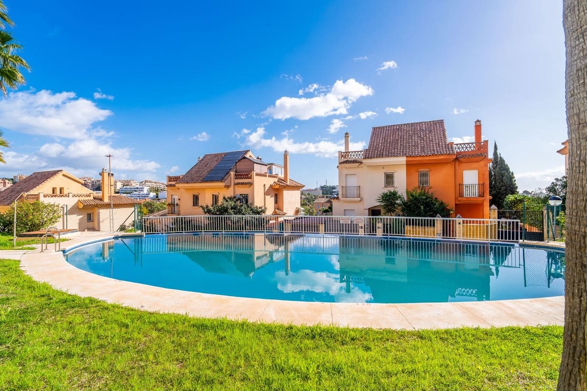 Pareado de 4 habitaciones en Riviera del Sol en venta con piscina - 498.000 € (Ref: 9700085)