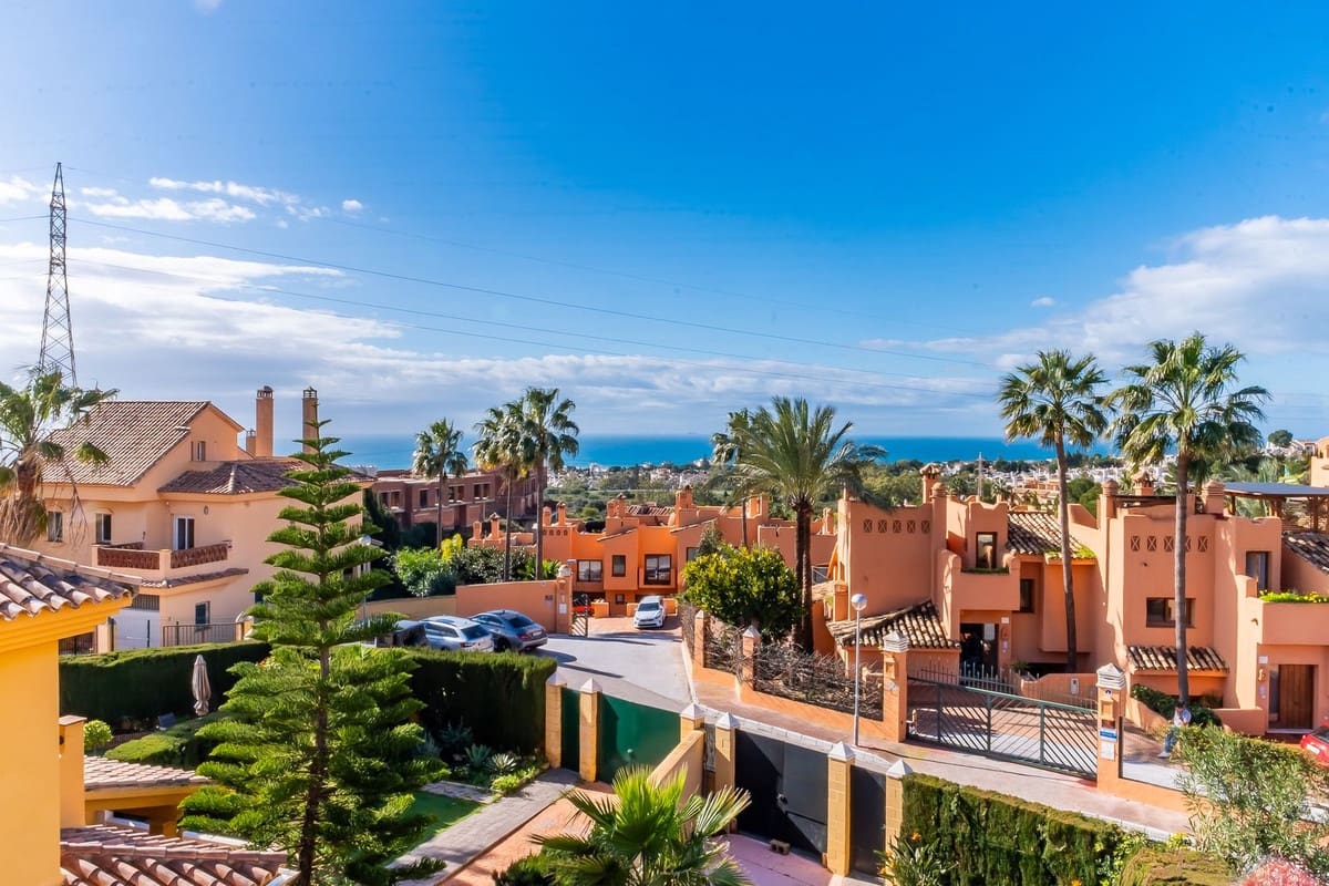 Pareado de 4 habitaciones en Riviera del Sol en venta con piscina - 498.000 € (Ref: 9700085)