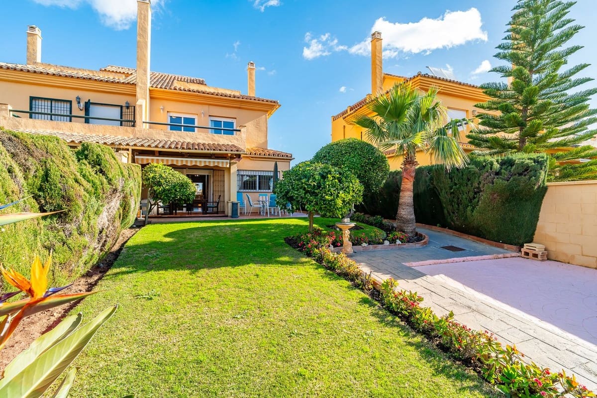 Pareado de 4 habitaciones en Riviera del Sol en venta con piscina - 498.000 € (Ref: 9700085)