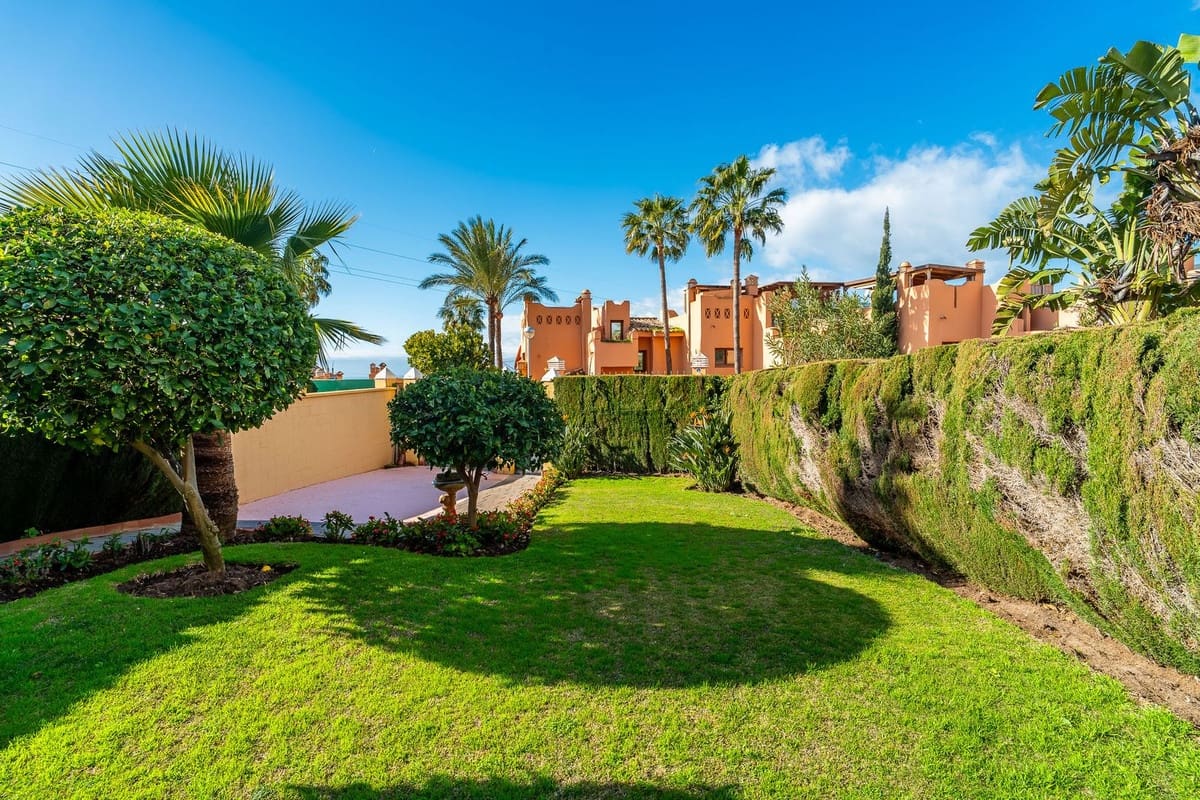 Pareado de 4 habitaciones en Riviera del Sol en venta con piscina - 498.000 € (Ref: 9700085)