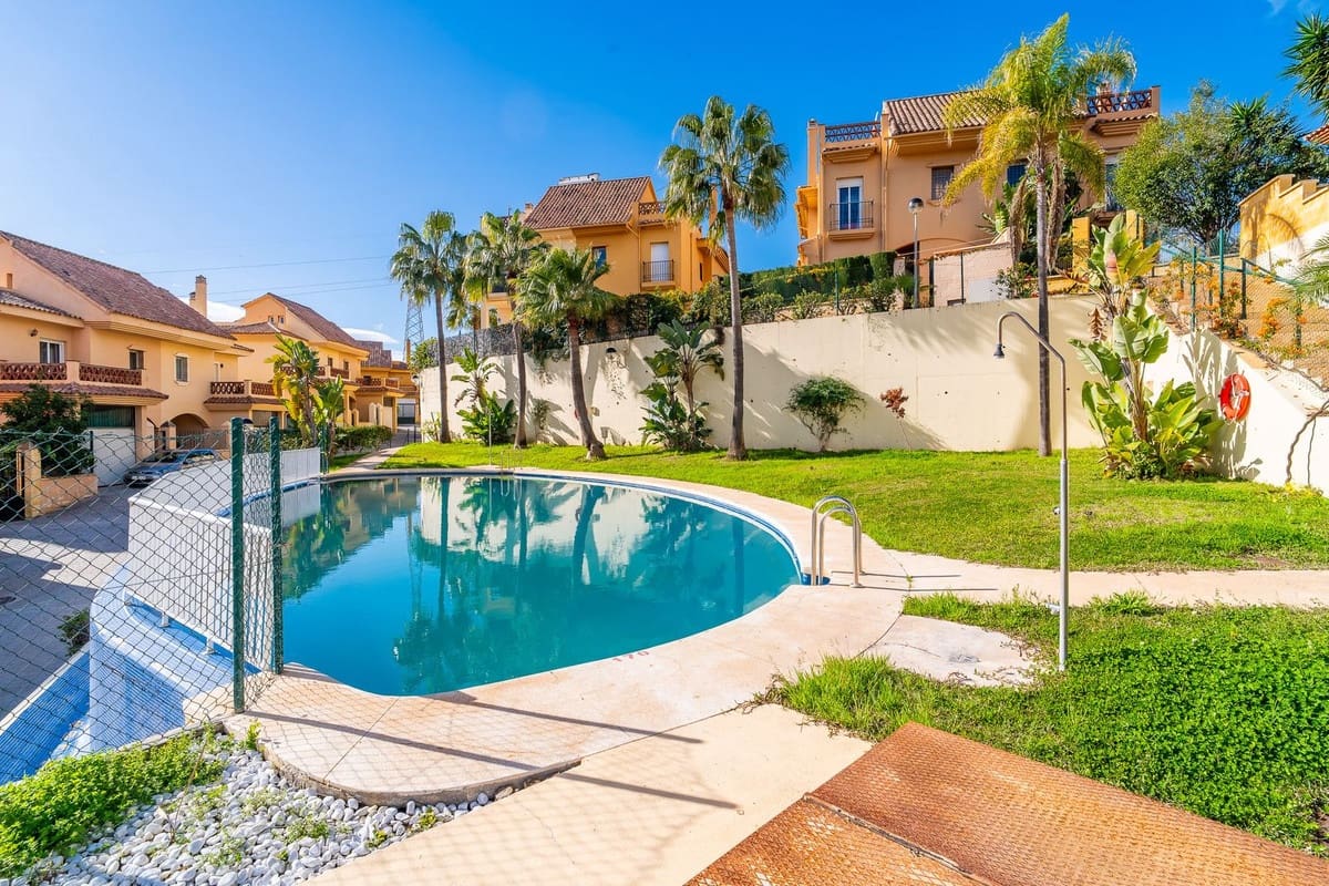 Pareado de 4 habitaciones en Riviera del Sol en venta con piscina - 498.000 € (Ref: 9700085)