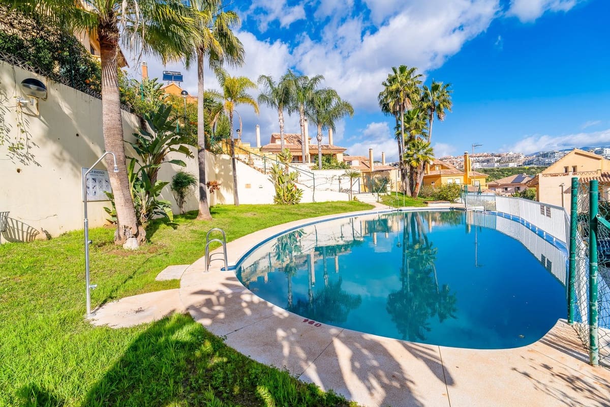 Pareado de 4 habitaciones en Riviera del Sol en venta con piscina - 498.000 € (Ref: 9700085)