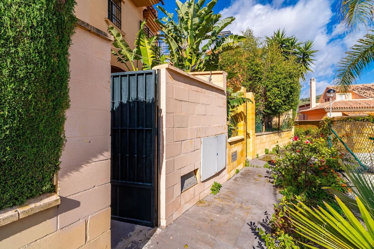 Pareado de 4 habitaciones en Riviera del Sol en venta con piscina - 498.000 € (Ref: 9700085)