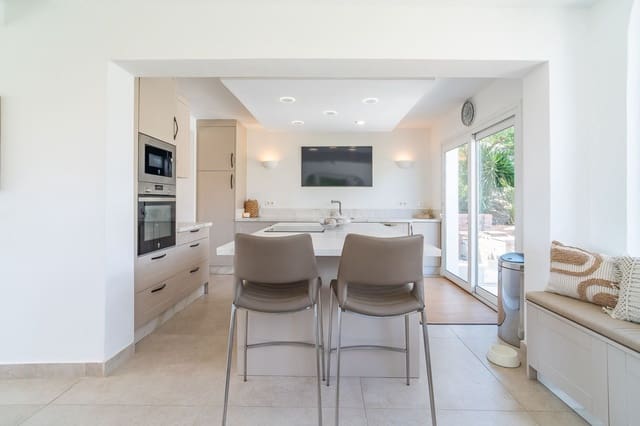 3 makuuhuone Huvila myytävänä paikassa Fuengirola mukana uima-altaan 
autotalli - 1 150 000 € (Ref: 9740197)