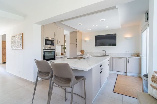 3 makuuhuone Huvila myytävänä paikassa Fuengirola mukana uima-altaan 
autotalli - 1 150 000 € (Ref: 9740197)