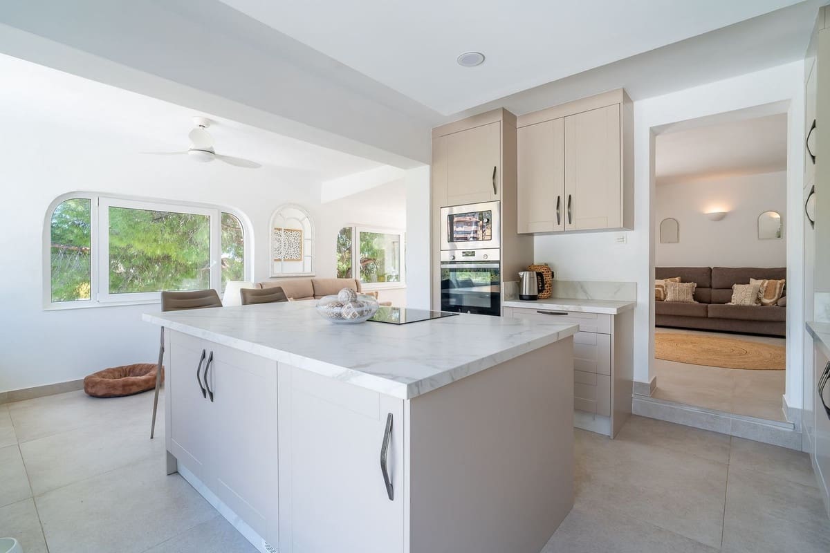 3 makuuhuone Huvila myytävänä paikassa Fuengirola mukana uima-altaan 
autotalli - 1 150 000 € (Ref: 9740197)