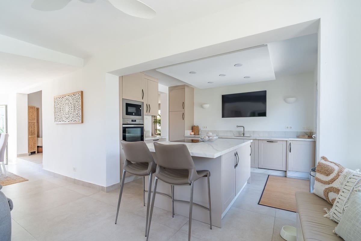 3 makuuhuone Huvila myytävänä paikassa Fuengirola mukana uima-altaan 
autotalli - 1 150 000 € (Ref: 9740197)