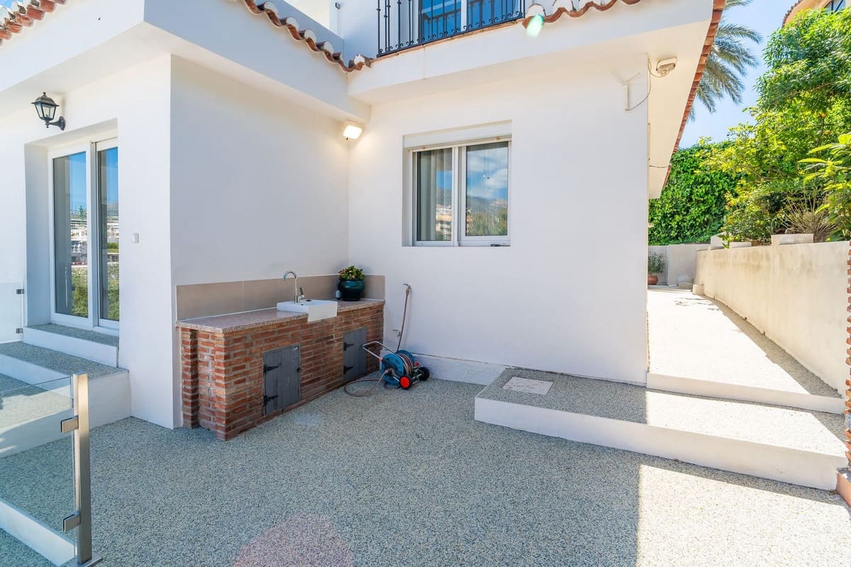 3 makuuhuone Huvila myytävänä paikassa Fuengirola mukana uima-altaan 
autotalli - 1 150 000 € (Ref: 9740197)