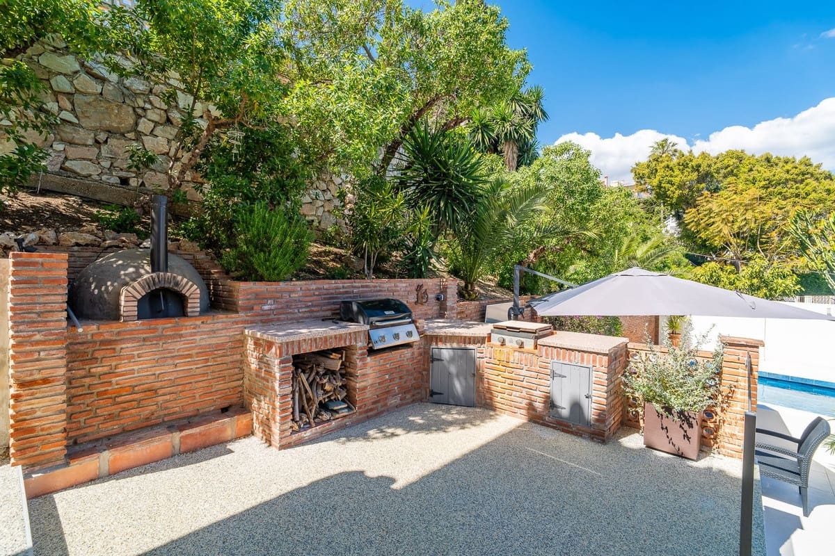 3 makuuhuone Huvila myytävänä paikassa Fuengirola mukana uima-altaan 
autotalli - 1 150 000 € (Ref: 9740197)