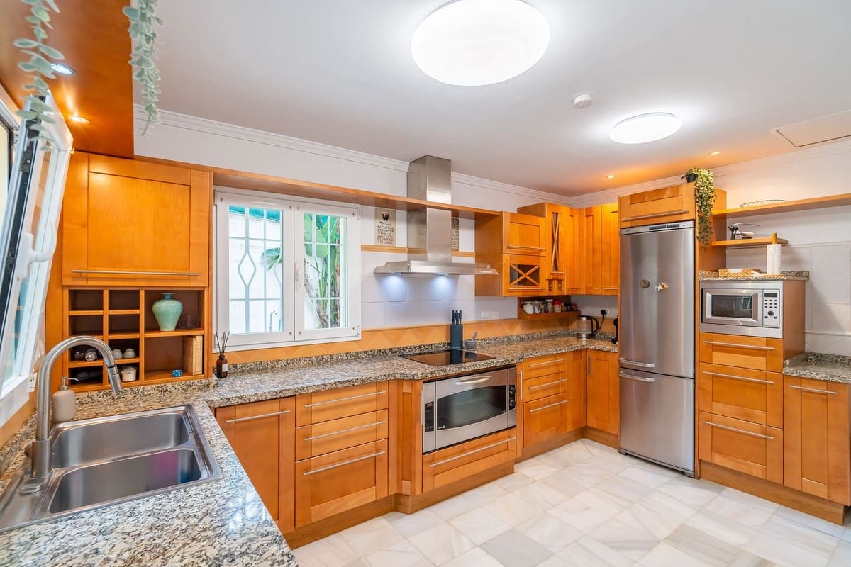 3 bedroom Villa for sale in Mijas Golf with pool garage - € 990,000 (Ref: 9776915)