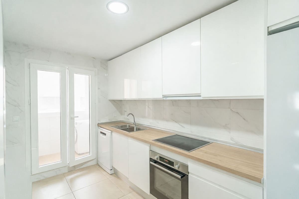 Apartamento de 2 habitaciones en Fuengirola en venta con piscina garaje - 330.000 € (Ref: 9805225)