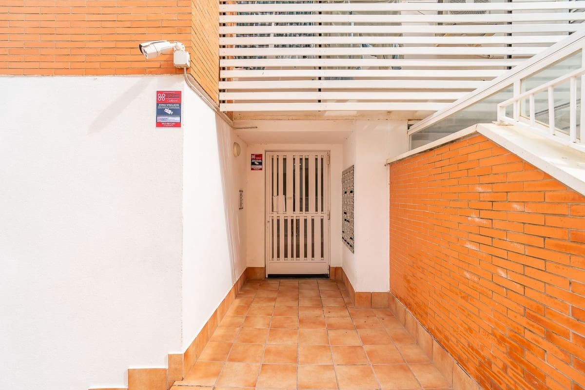 Apartamento de 2 habitaciones en Fuengirola en venta con piscina garaje - 330.000 € (Ref: 9805225)