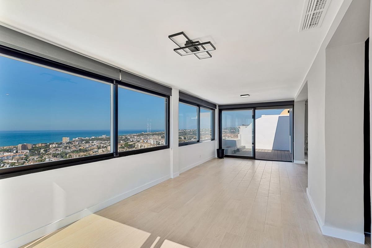 3 bedroom Penthouse for sale in Mijas Costa with pool - € 559,000 (Ref: 9893082)